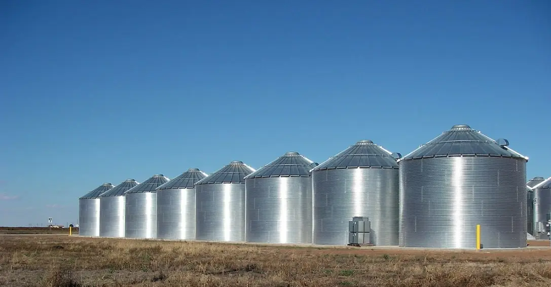 Several-grain-silos-in-a-field